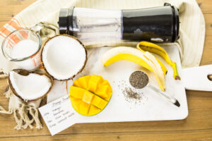 Kokosnus, Mango, Chiasamen und ein Smoothie Mixer