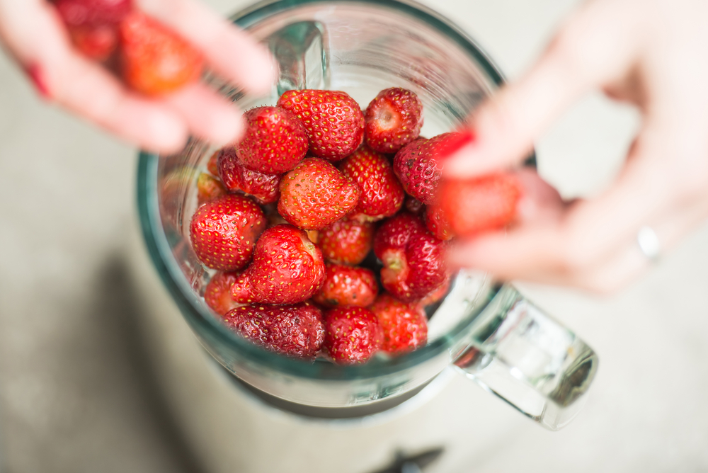 Nahaufnahme eines mit Erdbeeren gefüllten Standmixers